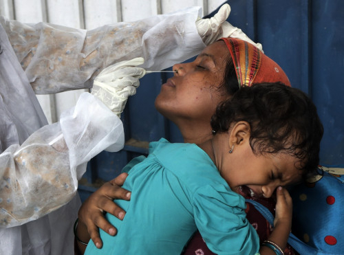 인도 뭄바이에서 코로나19 검사를 받는 여성. 위 사진은 기사 내용과 관계가 없습니다. /AP연합뉴스