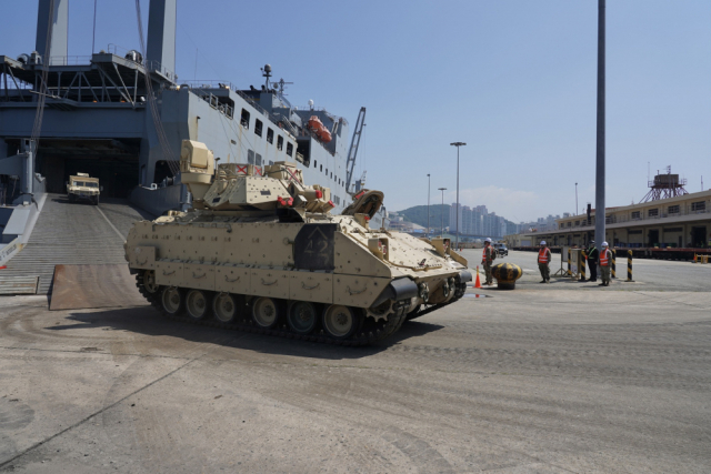 국내에 순환배치되는 미군 불독여단 기갑장비 등이 19일 부산 항만에 도착하고 있다. /사진제공=미8군