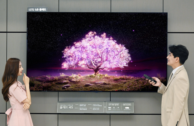 모델들이 LG 올레드 TV(모델명: 83C1)를 소개하고 있다./사진제공=LG전자