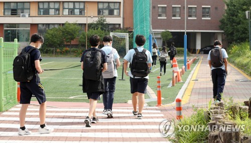 수도권 중학교 등교가 확대된 지난 14일 서울의 한 중학교 학생들이 등교하고 있다. /연합뉴스