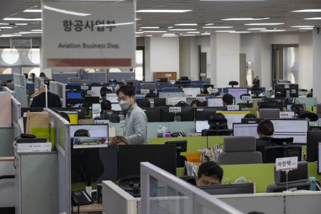 정부가 지난 9일 '트래블 버블(Travel Bubble·여행안전권역)'을 본격 추진하기로 한 9일 오후 서울의 한 여행사에서 직원들이 업무를 보고 있다. /연합뉴스