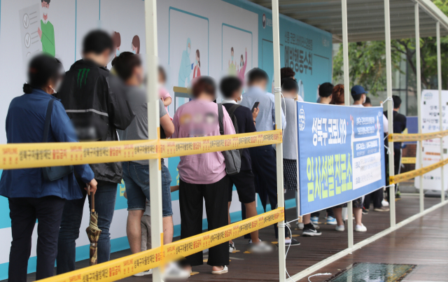 지난 15일 서울 성북구 코로나19 임시 선별진료소에서 시민들이 검사를 대기하고 있다./연합뉴스