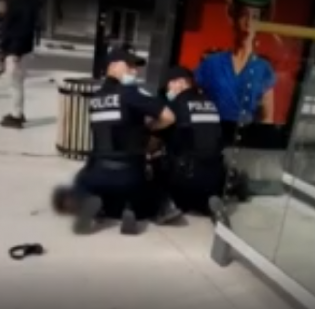 흑인 청소년의 목을 짓누르고 가방을 수색하는 몬트리올 경찰관의 모습. 버스 정류장에 있던 행인이 찍은 영상이 SNS를 중심으로 확산하며 경찰에 대한 비판의 목소리가 커지고 있다. /캐나다 CBC 방송 홈페이지 캡처