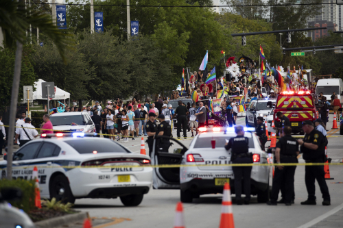 지난 19일(현지시간) 미국 플로리다주(州) 브로워드카운티 윌턴매노스시에서 스톤월 항쟁을 기념하는 성소수자 행진에 트럭이 돌진하는 사고가 발생해 경찰과 구조대원이 출동해 있다. /AP연합뉴스