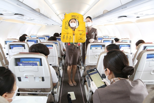 지난 18일 아시아나항공 대학생 승무원 체험 비행에 참여한 학생들이 항공기 기내에서 승무원들의 시연을 보고 있다./사진제공=아시아나항공