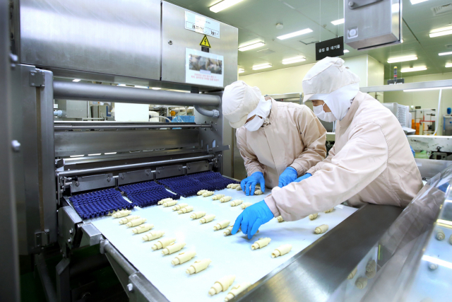 홈플러스 안성 공장에서 빵을 만들고 있다./사진 제공=홈플러스