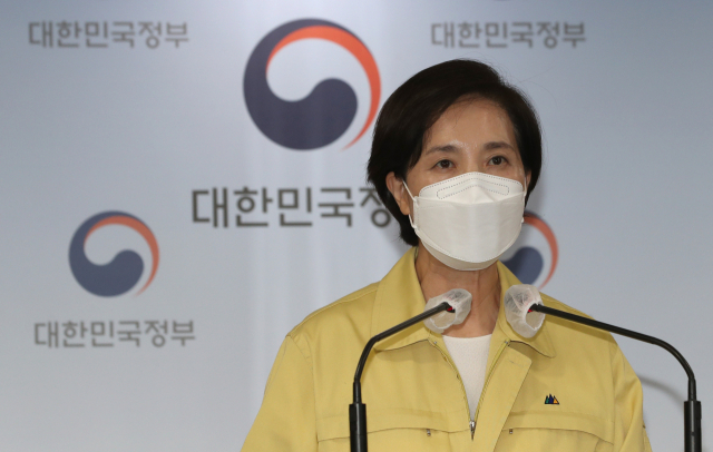 유은혜 사회부총리 겸 교육부 장관이 지난 20일 정부서울청사에서 열린 코로나19 중대본 결과 브리핑에서 방학 중 철저한 방역준비로 차질 없는 2학기 전면 등교를 준비계획을 발표하고 있다./연합뉴스