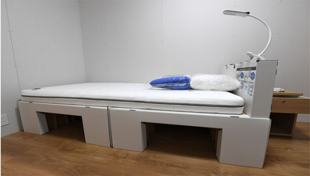 도쿄올림픽과 패럴림픽에 참가하는 선수들을 위한 숙소에 설치된 골판지 침대. /마이니치신문