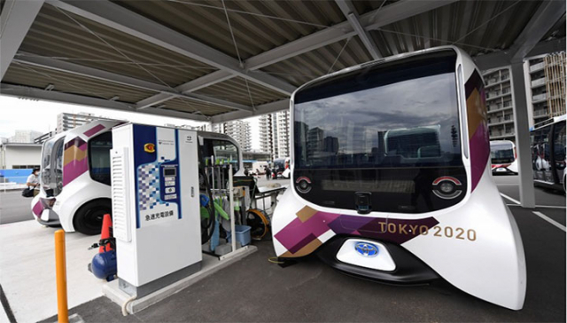 도쿄올림픽과 패럴림픽 선수촌의 전기버스와 급속 충전기 모습./마이니치신문
