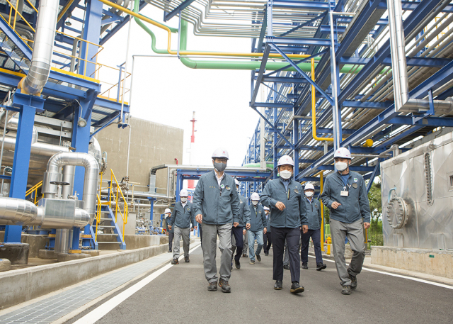 장희구(가운데) 코오롱인더스트리 대표이사가 전남 여수공장 석유수지 생산시설을 둘러보고 있다./사진 제공=코오롱