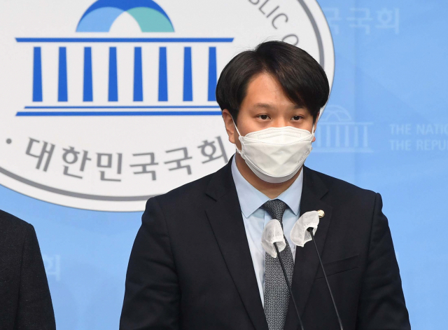 전용기 더불어민주당 의원이 지난 4월 9일 국회 소통관에서 기자회견을 하고 있다. / 권욱 기자
