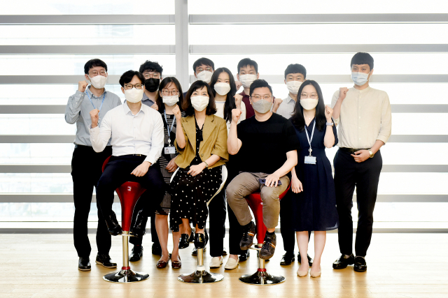 김진형(사진 앞줄 왼쪽 두번째) 삼성생명 상품팀 특화상품파트장이 ‘꿈나무 어린이보험’을 개발한 파트원들과 함께 파이팅을 하고 있다. /사진제공=삼성생명