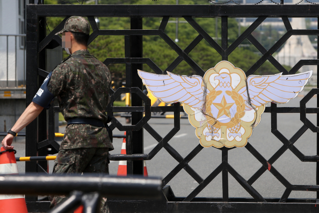 9일 오전 충남 계룡대 정문 모습. 국방부 검찰단과 국방부 조사본부는 성추행 피해 공군 부사관 사망 사건과 관련해 이날 공군 제20전투비행단 군검찰과 공군본부 검찰부, 공군본부 법무실 내 인권나래센터를 전격 압수수색 중이다. /연합뉴스