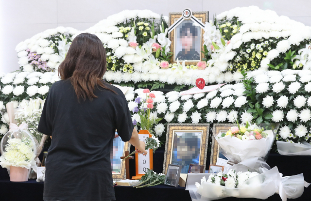 14일 오후 경기도 성남시 국군수도병원 장례식장에 마련된 고(故) 이 모 중사 추모소에서 이 중사의 지인들이 조문하고 있다. /연합뉴스