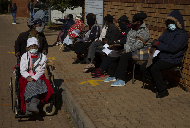지난 3일(현지 시간) 남아프리카공화국에서 사람들이 코로나19 백신을 접종하기 위해 기다리고 있다./AP연합뉴스
