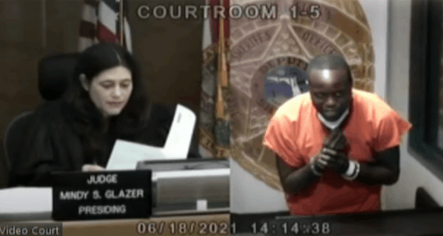 지난 16일 플로리다주 마이애미가든스에 있는 한 스타벅스 드라이브 스루 매장에서 크림치즈가 없다고 총기를 꺼낸 오마 라이트가 법정에서 판사의 심문에 답하고 있다./출처=유튜브