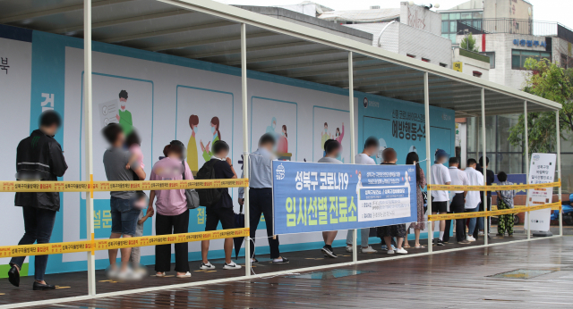 15일 서울 성북구 신종 코로나바이러스 감염증(코로나19) 임시 선별진료소에서 시민들이 검사를 대기하고 있다. /연합뉴스