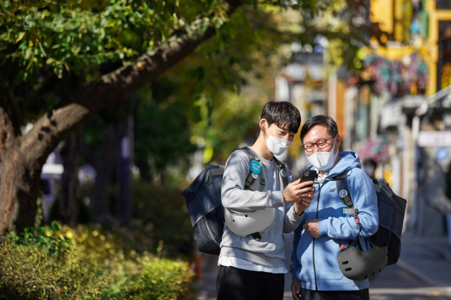 배달의 민족 커넥터들이 배달 앱을 살펴보고 있다./사진 제공=우아한형제들