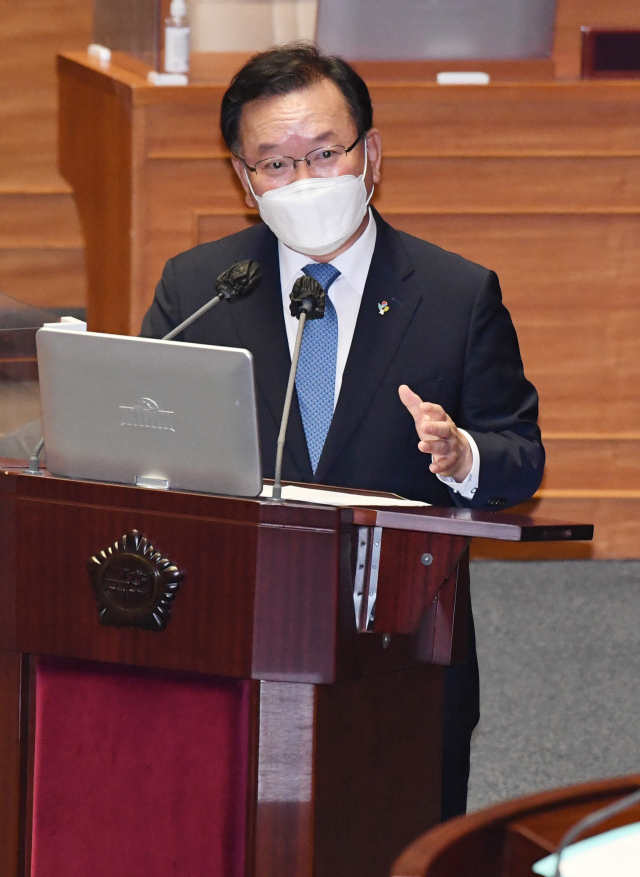 김부겸 국무총리가 22일 서울 여의도 국회에서 열린 본회의 정치·외교·통일·안보 분야 대정부 질문에서 답변하고 있다./성형주 기자