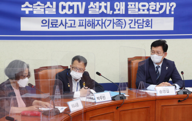 송영길(오른쪽) 더불어민주당 대표와 박주민(가운데) 의원이 수술실 CCTV설치 의무화 간담회에서 참석자의 발언을 듣고 있다. / 성형주 기자