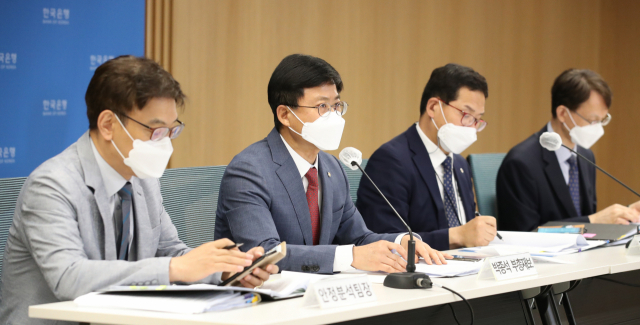 박종석(왼쪽 두 번째) 한국은행 부총재보가 22일 서울 중구 한은 본관에서 6월 금융 안정 보고서 내용을 설명하고 있다. /사진 제공=한은