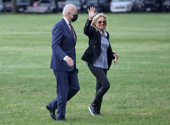 질 바이든 여사가 지난 4일(현지시간) 미국 백악관에서 조 바이든 대통령과 함께 걸어가다가 취재진을 향해 손을 흔들고 있다./로이터연합뉴스