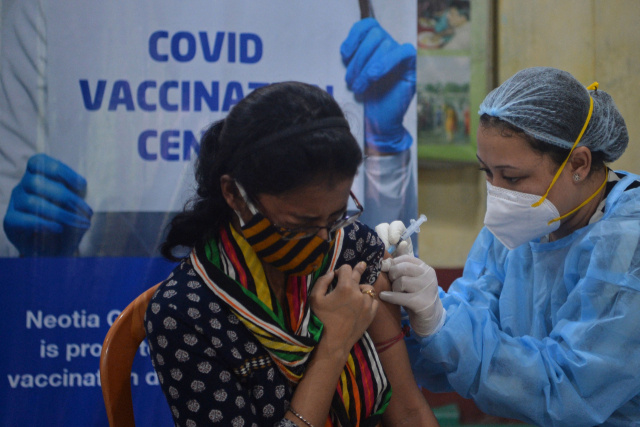 인도 서벵골주 실리구리의 접종소에서 21일(현지시간) 의료진이 한 여성에게 자국에서 생산한 아스트라제네카의 신종 코로나바이러스 감염증(코로나19) 백신인 코비실드를 접종하고 있다. /AFP연합뉴스