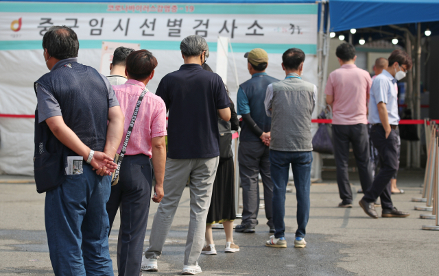 23일 오전 서울역 광장에 마련된 임시선별검사소를 찾은 시민들이 검체 검사를 기다리고 있다./연합뉴스