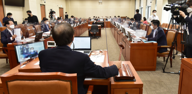 23일 국회 기획재정위원회 전체회의에서 윤후덕 위원장이 회의를 주재하고 있다. /연합뉴스