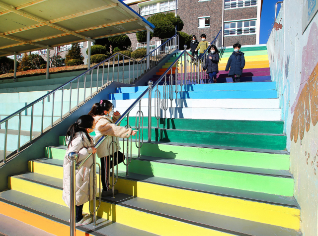 현대중공업그룹이 지원해 리모델링한 울산 화정초등학교 계단. /사진제공=현대중공업