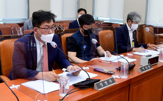 장정우(왼쪽부터) 한국경영자총협회 노동정책본부장, 이상윤 한국노동조합총연맹 정책 2차장, 최환용 한국법제연구원 부원장이 지난 16일 국회 행정안전위원회 전체회의에서 대체공휴일 확대 등을 논의하기 위해 열린 공휴일 법제화를 위한 입법공청회에 참석해 있다. /성형주 기자