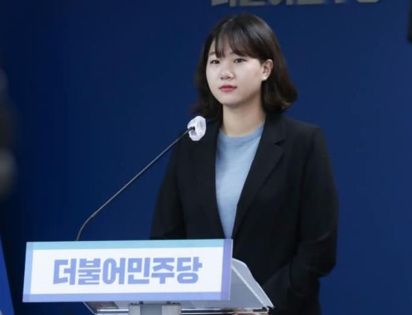 '25세 1급 비서관 박성민' 역풍에 이철희 '자격 충분…길게 해도 文 임기까지'