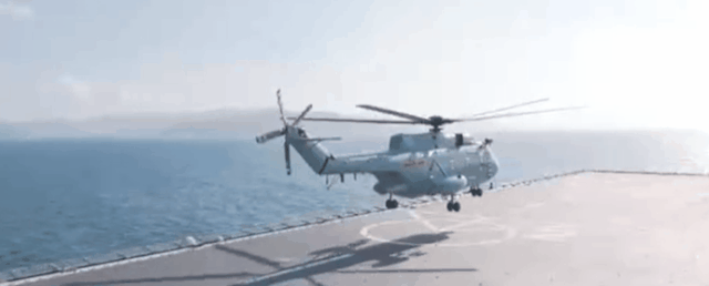 [영상] '헬기 사뿐히 안착'…中 '경항모' 하이난함 훈련 살펴보니