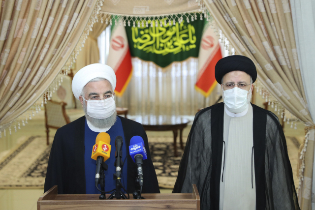 하산 로하니(왼쪽) 이란 대통령이 19일(현지시간) 수도 테헤란에서 세예드 에브라힘 라이시 대선 당선인과 회담 후 함께 기자회견을 하고 있다./AP연합뉴스