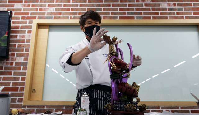 와이즈유 영산대 B&B전공특강에서 한이섭 교수가 초콜릿 공예작품을 만들고 있다./사진제공=영산대