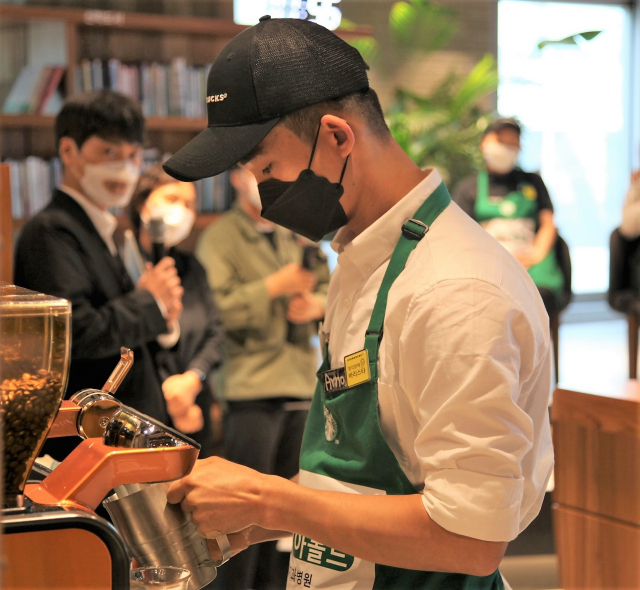 스타벅스 2021년도 장애인 바리스타 챔피언십 대회에서 우승한 김동민 파트너가 커피를 내리고 있다. /사진 제공=스타벅스