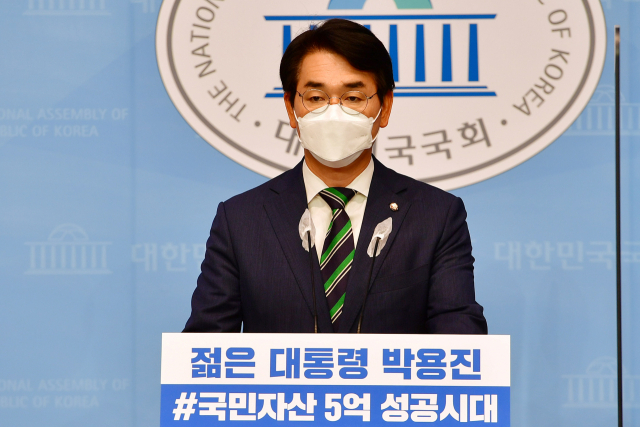 더불어민주당 대선 주자인 박용진 의원이 지난 10일 국회 소통관에서 정책 발표 기자회견을 하고 있다. / 성형주 기자