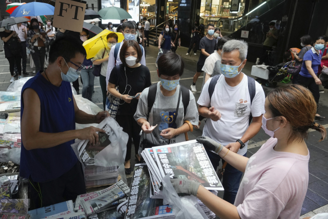 反中 '빈과일보' 폐간 …마지막 호 사려 줄 선 홍콩시민들