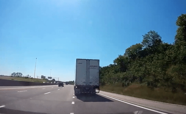 [영상] '신의 은총…' 트럭에서 판자가 날아와 앞좌석에 꽂혔다