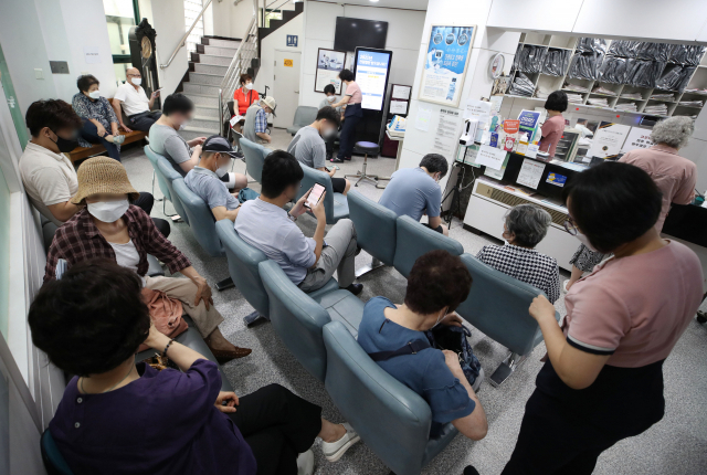 지난 10일 서울 동작구 경성의원에서 시민들이 백신 접종을 기다리고 있다./연합뉴스