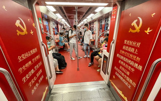 내년까지 중국에 대규모 행사가 이어지면서 국경 봉쇄도 계속 될 것이라는 전망이 나왔다. 사진은 지난 24일 베이징 지하철 모습. 7월1일 공산당 100주년 홍보판으로 도배돼 있다. /AFP연합뉴스