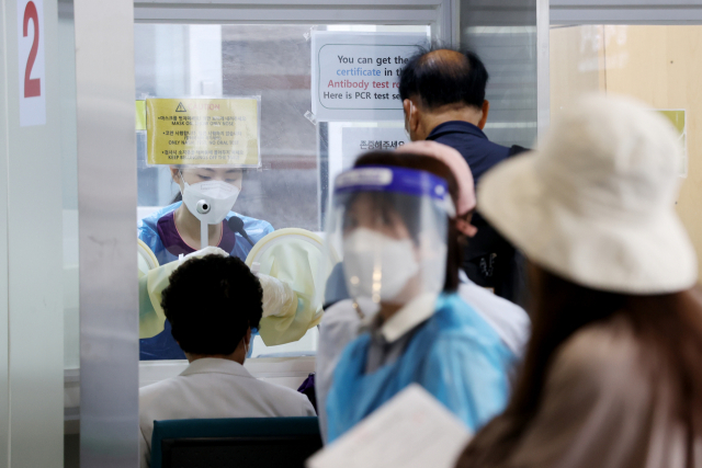 24일 오전 인천국제공항에 마련된 코로나19 검사 센터에서 국내외 출국자들이 검체 채취를 하고 있다. /연합뉴스