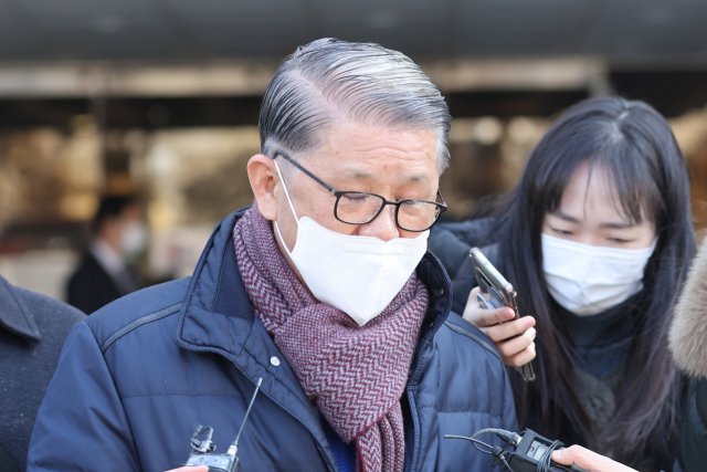 '회삿돈 횡령·배임 혐의'를 받는 최신원 SK네트웍스 회장이 지난 2월 서울 서초구 중앙지법에서 열린 구속 전 피의자 심문(영장실질심사)을 마친 뒤 법정을 나서고 있다. /연합뉴스