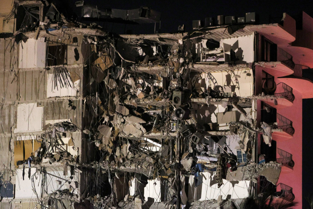 24일(현지시간) 미국 플로리다주 서프사이드의 12층 아파트 한 부분이 무너져 내려있다. /AFP연합뉴스