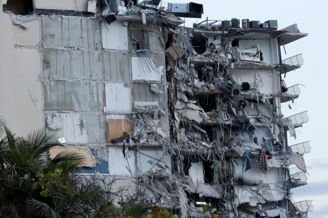 [사진]  40년된 아파트 와르르…美  플로리다서 붕괴사고