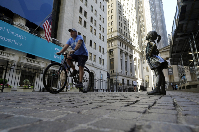 미국 뉴욕 맨해튼의 증권거래소 앞에서 한 남성이 지난 16일(현지시간) 자전거를 타고 지나가고 있다. /AP연합뉴스