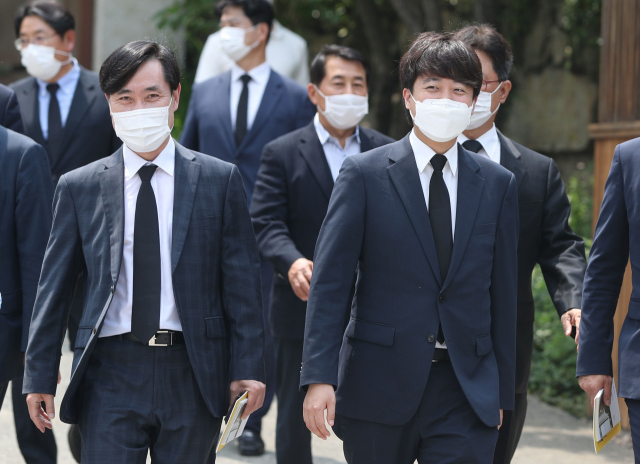 이준석 국민의힘 대표가 25일 오후 경남 김해시 진영읍 봉하마을을 방문, 권양숙 여사 예방을 마치고 사저에서 이동하고 있다. 이 대표는 권 여사 예방에 앞서 노무현 전 대통령 묘역을 참배했다./연합뉴스