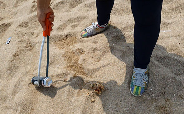 [지구용] '해변에 웬 주사기?…바닷가 쓰레기로 작품 만드는 비치코밍