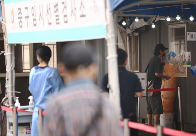 코로나 19 확진자가 나흘 연속 600명 대를 기록한 26일 서울역에 마련된 코로나19 임시 선별검사소를 찾은 시민들이 검사를 하고 있다./사진=연합뉴스