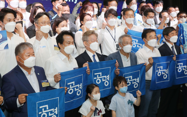 이재명 경기도지사 지지자 15만여명이 발기인으로 참여하는 공명포럼 출범식이 22일 서울 여의도 글래드호텔에서 열렸다. 이 지사와 참석자들이 기념촬영하고 있다. /연합뉴스